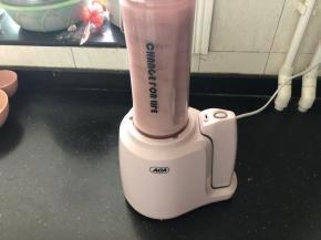 启动果汁机10秒搅打。