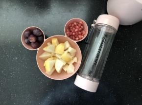 准备好时令水果，洗干净后沥干水分，雪梨切成小块。