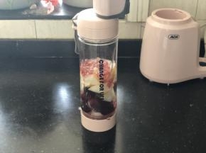 用真空泵抽出空气，防止果汁氧化。