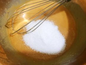 加入白砂糖和盐，搅打至砂糖融化