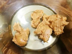 放入颗粒花生酱，用蛋抽搅拌均匀