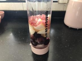放入果汁机中，倒入适量的纯净水。
