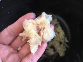 摘去银耳底部黄色的根。