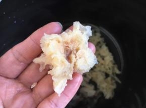 摘去银耳底部黄色的根。