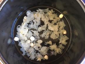 放入适量的水，水的量随个人喜欢银耳粥的浓度而定。