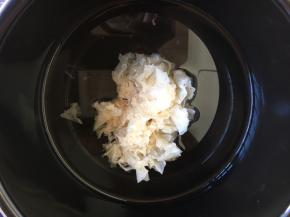 将银耳泡发至软。