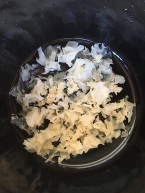 将银耳撕成小朵，放入电压力锅的内胆里。