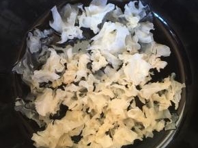 将银耳撕成小朵，放入电压力锅的内胆里。