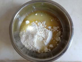 水油皮材料全部加在一起，混合均匀。