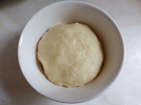 揉成团，盖保鲜膜静置半个小时。