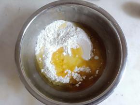 油酥材料混合均匀。