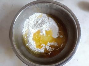 油酥材料混合均匀。