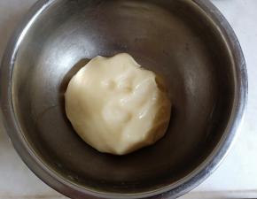 揉成团盖保鲜膜静置15分钟。