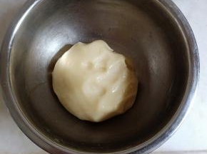 揉成团盖保鲜膜静置15分钟。