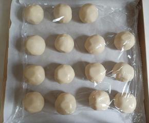 油酥也分成15份，揉圆盖保鲜膜。