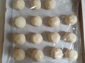 油酥也分成15份，揉圆盖保鲜膜。
