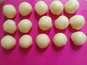 取一个水油皮将油酥包起来。