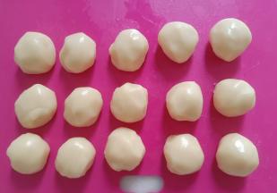 收口朝下，滚圆，盖保鲜膜。