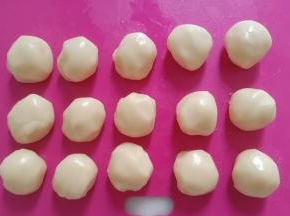 收口朝下，滚圆，盖保鲜膜。