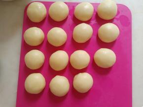 卷起来，收口朝上，盖好保鲜膜。