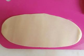 取一个面团按扁。