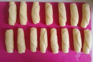 继续从中间分别往上、往下轻轻擀成长条形。