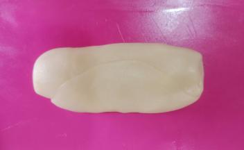 卷起来，收口朝下，盖保鲜膜。