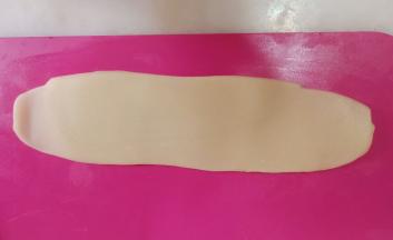 取一个擀好的面团，两头对捏一下。