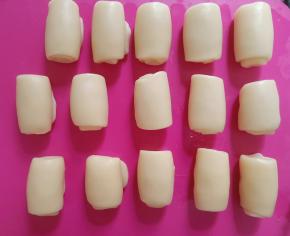 包入一个电话桃山皮馅。