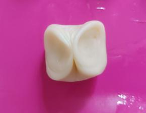 收口捏紧，朝下。