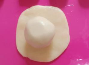 桃山皮馅分成25克一个，取一个桃山皮，包入一个蛋黄。