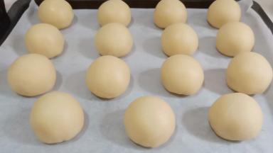 表面刷少许蛋黄液，洒少许白芝麻，入预热好的烤箱175度烤35分钟即可。