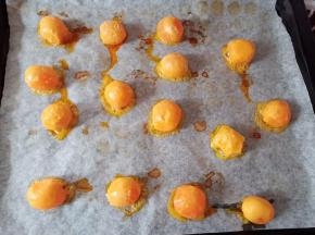 咸蛋黄喷白酒入预热好的烤箱180度中层烤7分钟。