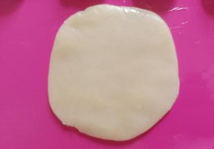 按扁，擀成圆形。