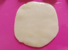 按扁，擀成圆形。