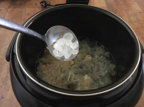 银耳粥煮熟了后放入适量的冰糖，搅动至冰糖融化。