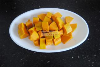 南瓜去皮切小块，其实要是洗得干净是皮也不用去的呢。