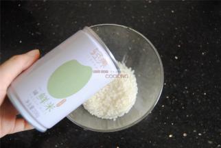 大米清洗干净后备用，大米的作用是让南瓜羹更香浓，顺滑，还能补充蛋白质。