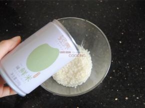 大米清洗干净后备用，大米的作用是让南瓜羹更香浓，顺滑，还能补充蛋白质。