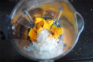 将大米和南瓜块放入破壁机内，没有破壁机的就用豆浆机，效果是一样的。