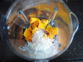 将大米和南瓜块放入破壁机内，没有破壁机的就用豆浆机，效果是一样的。