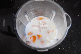 倒入淡奶油，淡奶油富含蛋白质，并且奶香味很浓，是牛奶不能代替的，要是实在没有淡奶油，就加炼乳，冰糖就省略哦，加入适量的清水，量要到1000ML，这里的量是够一家四口的哦。