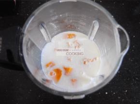 倒入淡奶油，淡奶油富含蛋白质，并且奶香味很浓，是牛奶不能代替的，要是实在没有淡奶油，就加炼乳，冰糖就省略哦，加入适量的清水，量要到1000ML，这里的量是够一家四口的哦。