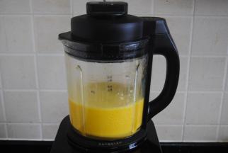 倒入冰糖后，启动破壁机的糊键，大约17分钟就能做好，打开稍稍放凉即可倒出饮用。