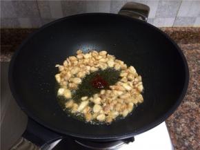 放入一勺豆瓣酱翻炒出香味。