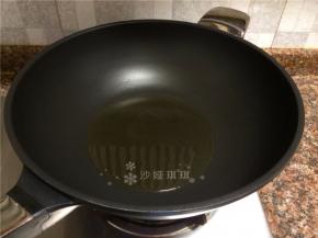 热锅倒油烧至八成热。