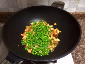 放入青椒翻炒30秒。