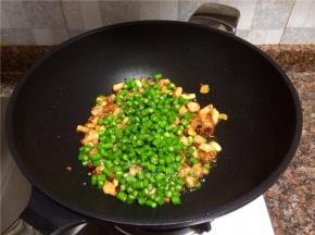 放入青椒翻炒30秒。