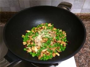 放入白芝麻翻炒30秒。