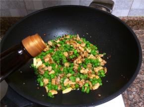 倒入适量生抽翻炒均匀即可出锅。